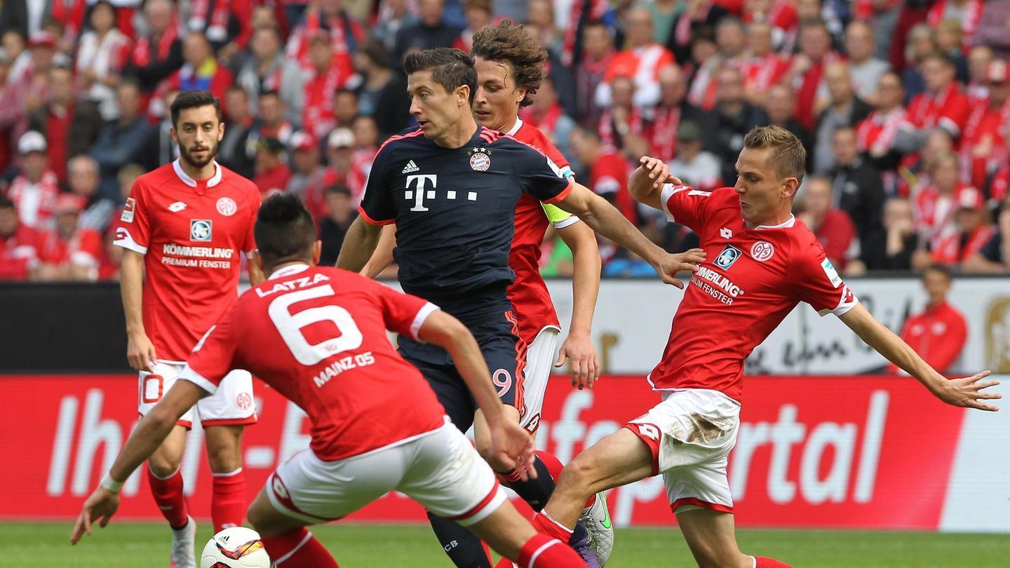 近8次代表西班牙出战正式比赛，奥亚萨瓦尔贡献7球6助攻（奥亚萨瓦尔近8场西班牙队正赛斩获7球6助）