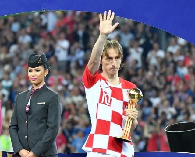 吉拉西多特生涯欧冠已打入15球，队史仅次于罗伊斯和莱万（吉拉西欧冠为多特已斩获15球，队史仅逊罗伊斯与莱万）