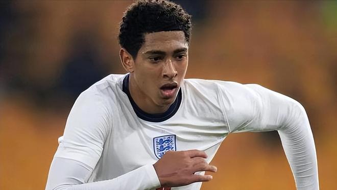 斯卡洛尼戴白手套递交世界杯，因凡蒂诺为仪式错误公开道歉（斯卡洛尼戴白手套交接大力神杯，因凡蒂诺就仪式失误公开致歉）