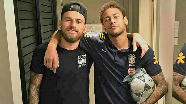 荷兰大名单：范戴克领衔；费耶诺德球员瓦伦特首次入选（荷兰队公布大名单：范戴克压阵，费耶诺德球员瓦伦特首次入围）