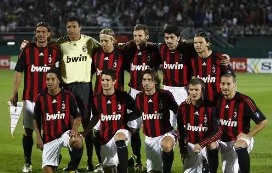 杜兰特关键中投命中，全场欢呼（杜兰特关键中距离一击命中，引爆全场）