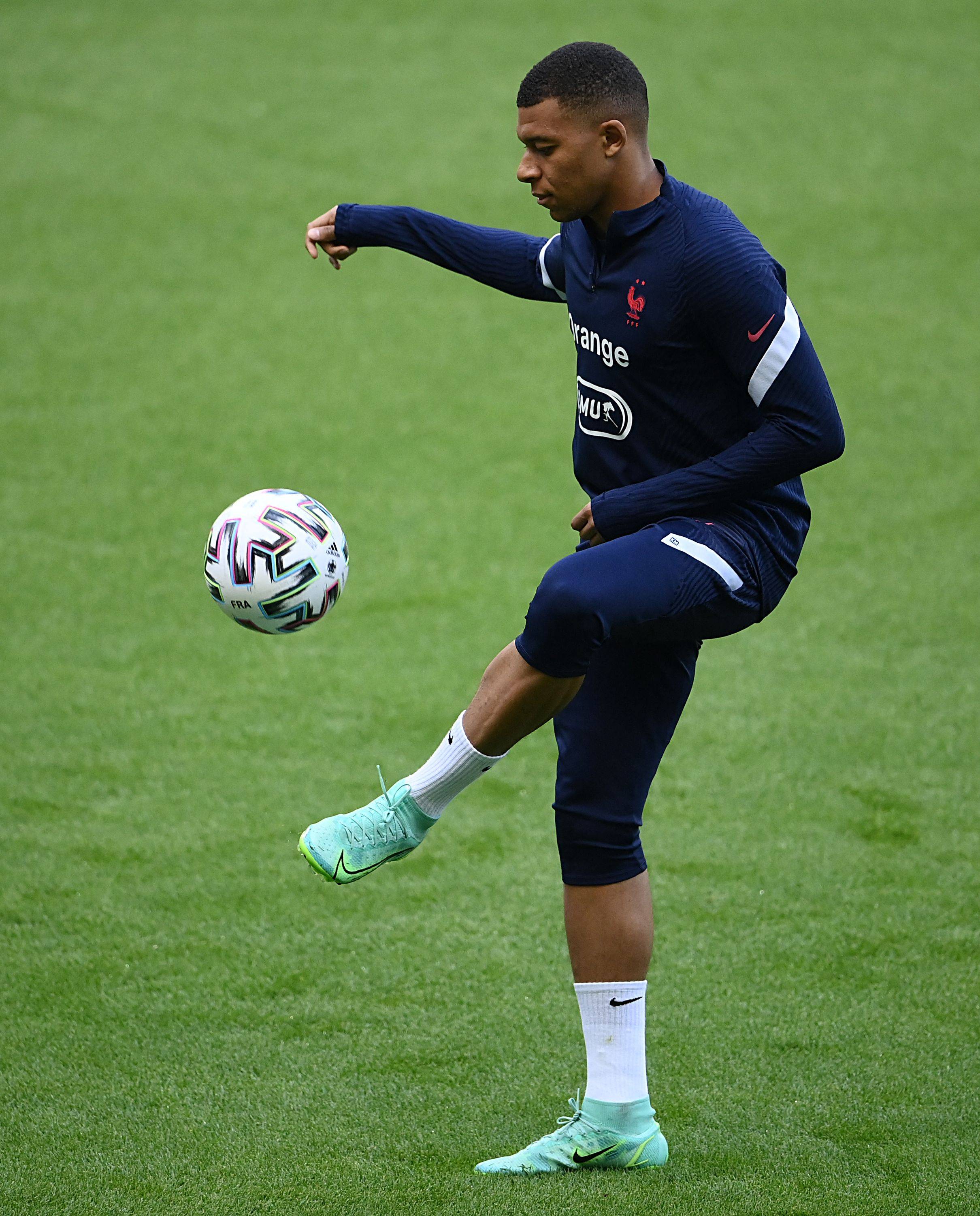 斯洛特：昨晚睡得不是最好但也没失眠；没来得及和博斯喝一杯（斯洛特：昨夜睡眠一般但未失眠；未能与博斯小酌）