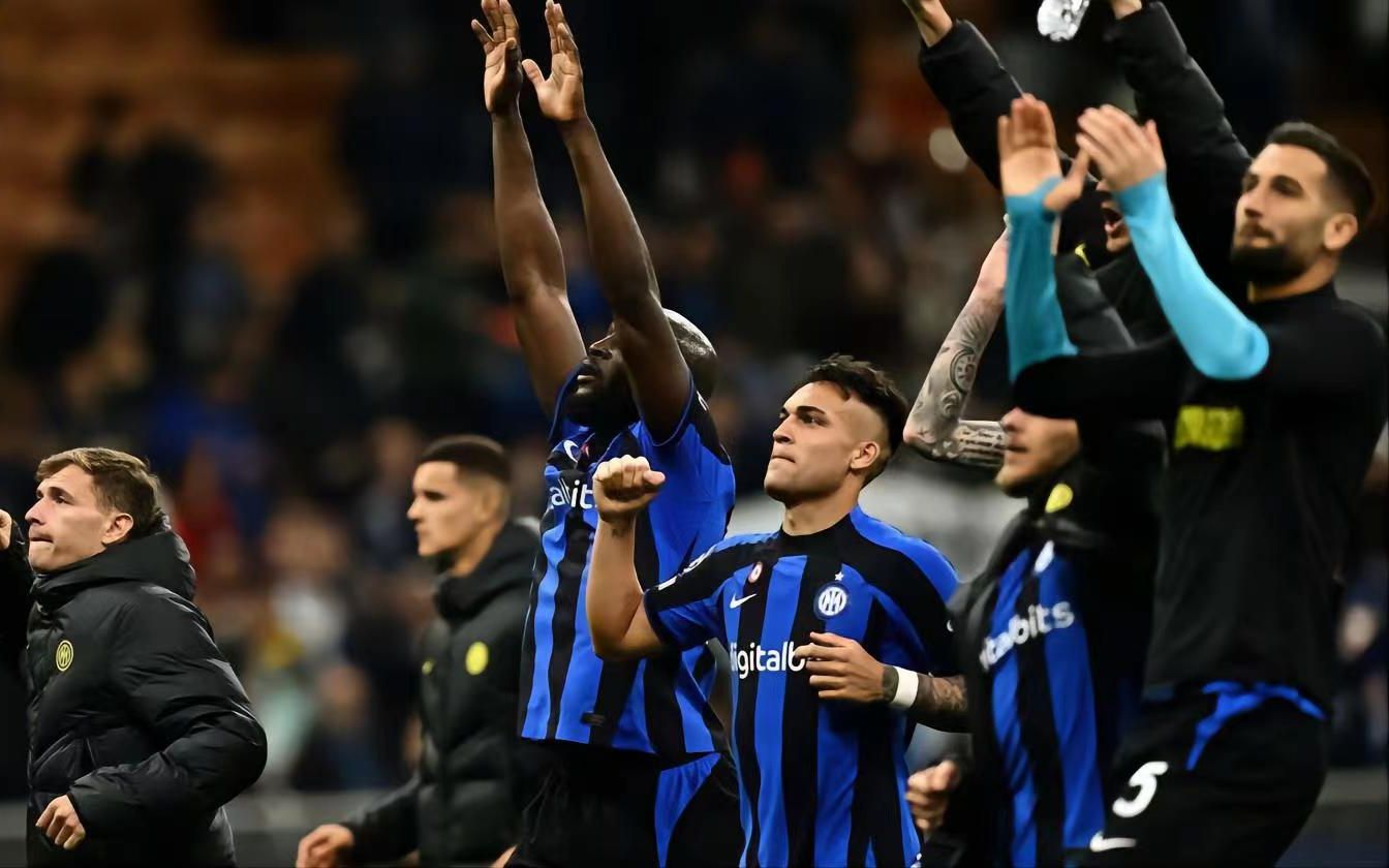 恩昆库加盟米兰后表现未达预期，面临舆论争议，需时间适应球队战术体系。（恩昆库转投米兰后状态未达标，舆论争议不断，仍需时间融入战术体系）