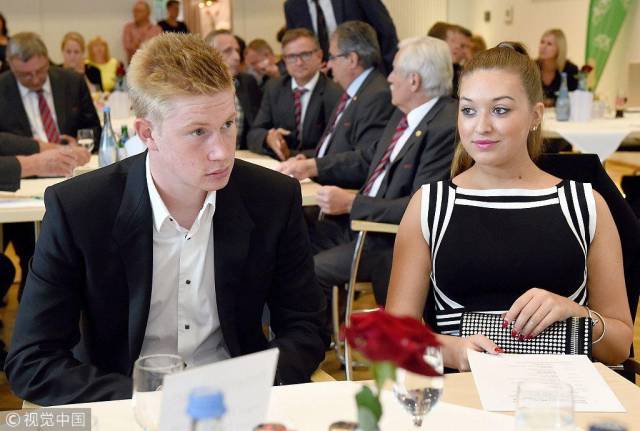 开始北伐！曼联在客场以4比1轻取狼队，3轮不败后升第6（北上征途开启！曼联客场4-1胜狼队，三轮不败升至第六）